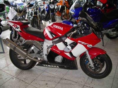 MOTO YAMAHA 600 YZF R6