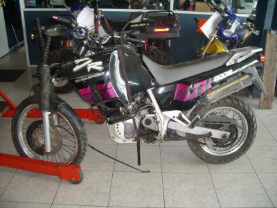 MOTO SUZUKI 800 DR